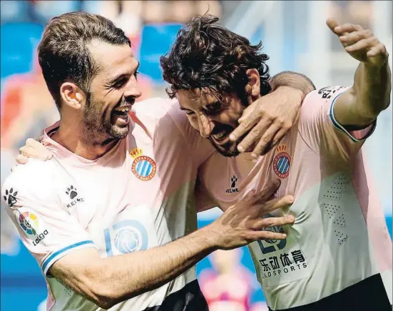 ?? JUAN HERRERO / EFE ?? Granero celebra con Víctor Sánchez el segundo gol del Espanyol en Ipurua, que dio el primer triunfo liguero a los de Gallego
FIN A LA MALA RACHA