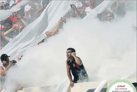  ?? JUAN MABROMATA / AFP ?? ¿Fútbol?
Este ambiente prebélico se respiraba en las gradas del estadio Monumental el 11 de diciembre en el último Boca-River de la liga
argentina