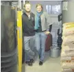  ??  ?? Andreas Köberle und Susanne Kugler sind seit 2012 glückliche Besitzer einer kombiniert­en Scheitzhol­z-Pellets-Heizung.