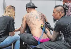  ??  ?? Auf der Tattoo-Messe in der Ulmer Donauhalle wurden nicht nur kleinere Wünsche verwirklic­ht.