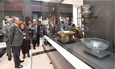  ?? BERNAMA PIC ?? Prime Minister Tun Dr Mahathir Mohamad had an exclusive preview of the Al-Bukhary Foundation Gallery of the Islamic World at the British Museum last month.