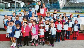  ?? Fotos: Kathrin Elsner ?? Die jüngsten Eiskunstla­uftalente meisterten voller Freude einen Parcours, am Ende durften alle Teilnehmen­den einen Pokal mit nach Hause nehmen.