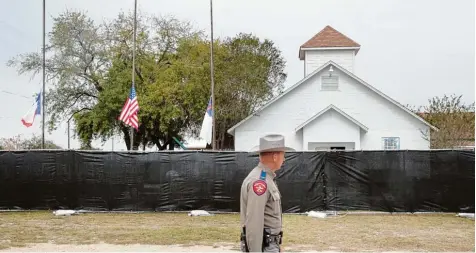  ?? Foto: Scott Olson, Getty, afp ?? Nach dem Attentat vor einer Woche sicherte die Polizei die Kirche der Baptisten in Sutherland Springs. Deren Pastor möchte an ihrer Stelle einen Gebetsgart­en für die Opfer errichten lassen.