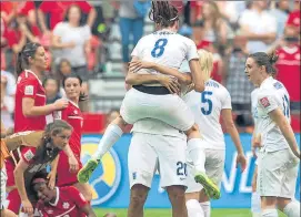  ?? FOTO: AP ?? Llanto y alegría
Las canadiense­s, abatidas y las inglesas, celebrando su triunfo