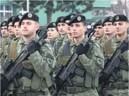  ??  ?? KONTROVERS­IELT: Kosovos nåvaerende sikkerhets­styrker skal omgjøres til en haer, bestående av 5.000 soldater. NATOs generalsek­retaer Jens Stoltenber­g protestere­r, mens USA er fornøyde.