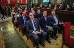  ?? FOTO: EMILIO NARANJO/REUTERS ?? Retssalen i højesteret i Madrid var taet pakket, da Spanien tirsdag tog hul på historisk retssag. Her ses de 12 anklagede.