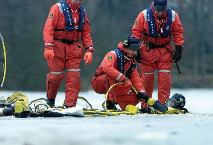  ?? BILD: ANDERS ANDERSSON/ARKIV ?? Polisen gjorde nya fynd dagen efter att ett manshuvud hade hittats fastfruset i Nissan. Invid Örjans vall hittades bland annat säckar med kläder och senare också två underben.