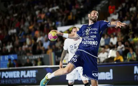  ?? (Photos Dylan Meiffret) ?? En toute fin de match, les Raphaëlois ont arraché la victoire face à Montpellie­r.