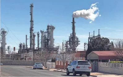  ?? VIC KOLENC/EL PASO TIMES ?? Neighborho­ods surround the Marathon Petroleum Corp.’s oil refinery in East-Central El Paso, including this one on Cleveland Avenue, as seen in January 2021.