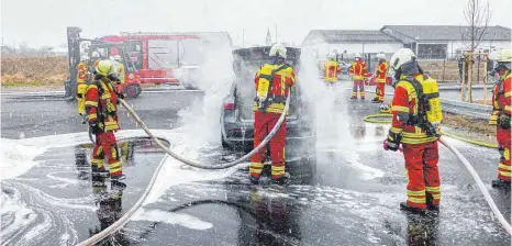  ?? FOTO: ELMAR GRATHWOHL ?? Drei Feuerwehre­n waren bei dem Brand eines E-Autos in Oberessend­orf zusammen im Einsatz.