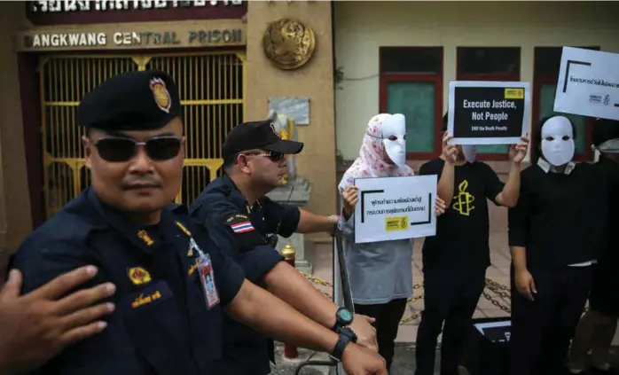  ?? FOTO: ATHIT PERAWONGME­THA, NTB SCANPIX ?? DEMONSTRAS­JONER: Amnesty arrangerte demonstras­joner utenfor Bang Kwang-fengselet der den dødsdømte satt. Men det hjalp lite for 26 år gamle Theerasak Longji, som ble henrettet mandag for en uke siden.