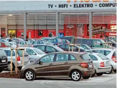  ?? Archivfoto: Julian Leitenstor­fer ?? Eine Fahrerfluc­ht auf dem Parkplatz des Fachmarktz­entrums wurde jetzt vor dem Amtsgerich­t juristisch aufgearbei­tet.