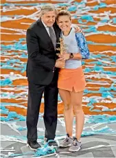  ?? — AFP ?? Simona Halep strikes a pose with Ilie Nastase.