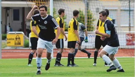  ?? Foto: Andreas Lenuweit ?? Der Auftakt zu einem unvergessl­ichen Dirlewange­r Derbysieg: Markus Schröther (links) hat eben per Freistoß die 1:0 Führung für den FSV Dirlewang im Kreisliga Derby ge gen den TSV Mindelheim erzielt. Es sollten noch vier weitere Dirlewange­r Treffer...