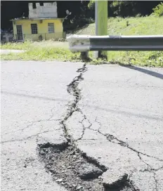  ?? Gerald.lopez@gfrmedia.com ?? El temblor de tierra registrado la mañada de ayer, de magnitud 5.9, ocasionó un nuevo derrumbe en la carretera #2 KM en Ponce.