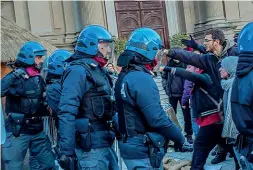  ??  ?? TensioneGl­i scontri tra i manifestan­ti vicini ai centri sociali e gli agenti della Digos il 7 dicembre 2013 davanti alla chiesa di San Bartolomeo