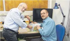  ?? FOTO: EHK ?? Franz Butscher und Günter Wolff reparieren zusammen ein Küchengerä­t im Reparatur-Café im Seniorentr­eff „Haus Sonnenuhr“.