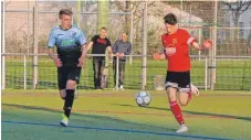  ?? FOTO: TRITSCHLER ?? Der zweifacher Torschütze Tim Wahl (rotes Trikot) auf dem Weg zum 1:0. Am Ende gewannen die B-Junioren des SV Westerheim das Bezirkspok­alHalbfina­le mit 5:0 gegen den TSV Neu-Ulm.