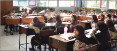  ??  ?? TEKUN: Puluhan siswa kelas III SDN Wonokusumo VII saat pembelajar­an sif siang Kamis (7/9).