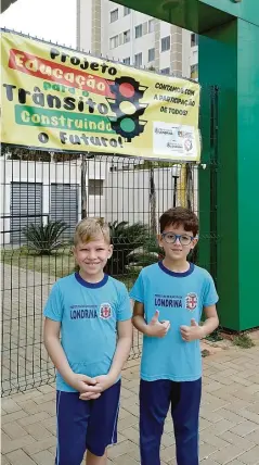  ?? Walkiria Vieira/Grupo Folha ?? Matias Baptista Simões e Felipe Arias, alunos do 2º ano E: felizes por participar ativamente do projeto