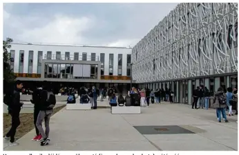  ??  ?? Une nouvelle aile déidée au pôle santé (à gauche sur la photo) a été créée au lycée Henri-matisse. Le bâtiment principal (à droite) a, lui, été rénové.