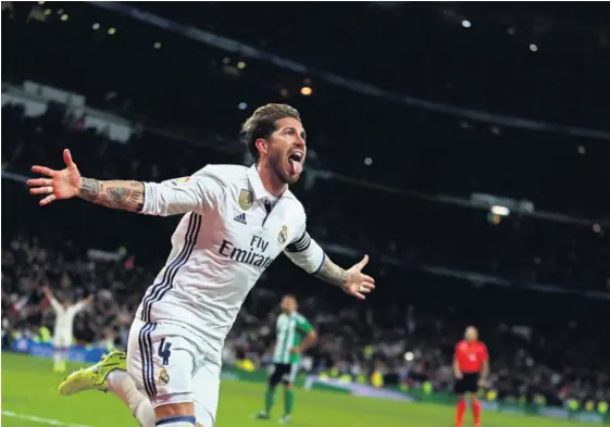  ?? AP ?? Sergio Ramos celebró su sexto gol de la temporada, el cual le sirvió al Real Madrid para vencer al Betis y regresar al liderato de la Liga española. El capitán merengue alentó a la afición para que apoyara a Keylor Navas y, al final del juego, alabó la...