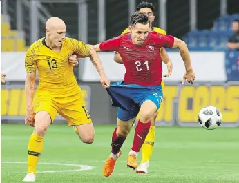  ?? Foto: ČTK ?? Měli to pod kontrolou Australský záložník Aaron Mooy si pomáhá držením, aby zastavil Josefa Šurala, v přípravném utkání v Rakousku však účastník nadcházejí­cího mistrovstv­í světa národní tým jasně přehrál.