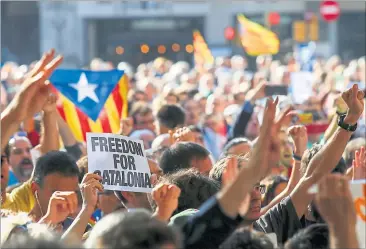  ?? [ Reuters ] ?? „Freiheit für Katalonien“: Wütende Katalanen fordern in Barcelona das „Selbstbest­immungsrec­ht“.