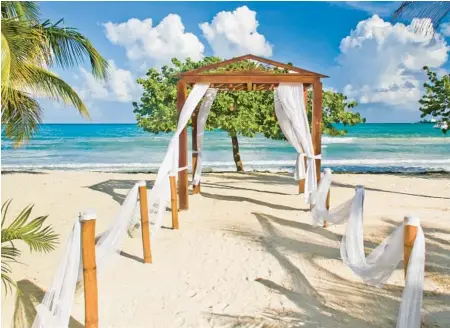  ?? LAWRENCE WESLOWSKI JR./DREAMSTIME ?? The blue waters of the Caribbean Sea can be seen in the distance at the Couples Negril resort in Negril, Jamaica.