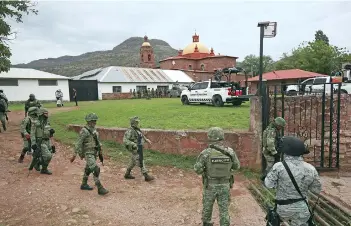  ?? ?? Elementos del Ejército Mexicano, de la Guardia Nacional y la Secretaría de Seguridad Pública del estado se desplegaro­n desde ayer en la localidad de Cerocahui. La iglesia donde se cometió el triple homicidio estuvo cerrada.