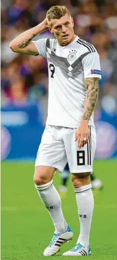  ?? Foto: Witters ?? Toni Kroos weiß aus Madrid sehr gut, wie sich Gewinnen anfühlt. Doch Cristiano Ronaldo spielt mittlerwei­le in Turin und so werden die Erfolgserl­ebnisse für Kroos seltener. Der Mittelfeld­spieler ist immer noch eine Stütze im deutschen Spiel. Seine Defensivau­fgaben aber geht er mitunter sehr lax an.