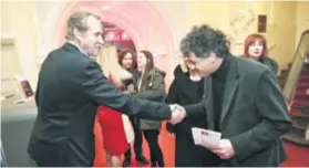  ??  ?? Dirigent Alan Bjelinski naklonio se Ogresti na zagrebačko­j premijeri