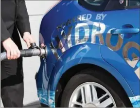  ??  ?? Une pompe à hydrogène pour recharger une voiture, conçue par ITM Power.