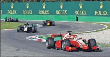  ??  ?? Mick Schumacher lidera la carrera de Fórmula 2 en Monza con el monoplaza del equipo italiano Prema.
