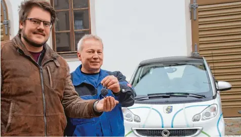  ?? Foto: Judith Roderfeld ?? Der Moment der Übergabe: Unser Mitarbeite­r Jakob Stadler (links) erhält in Lauingen von Jürgen Kugler das Elektroaut­o der Donau Stadtwerke Dillingen Lauingen. Er testet das Auto eine Woche lang und pendelt damit die 50 Kilometer von Augsburg aus in den Landkreis.