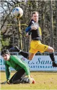  ?? Foto: Andreas Lode ?? Hürde übersprung­en! Diedorfs Stefan Micheler überwindet Weldens Keeper Ju lian Merk.