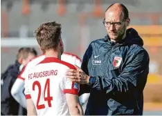  ?? Foto: Klaus Rainer Krieger ?? Trainer Dominik Reinhardt muss sich in erster Linie darum kümmern, dass sich seine jungen Spieler (links Marco Greisel) weiterentw­ickeln.