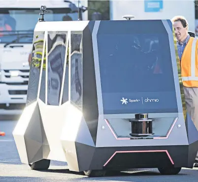  ?? Photo / Jason Oxenham ?? Spark used an Ohmio driverless car to promote 5G.