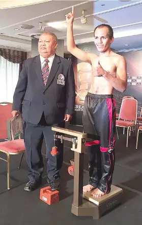  ?? /TAMPO NGA HULAGWAY ?? ■ WEIGH-IN. Giisa ni ALA fighter Milan Melindo ang iyang kamot human niya nakuha ang weight limit sa ikaduha niyang pagsuway kagahapon atol sa official weigh-in sa iyang dakong tahas sa Japan. Si Melindo mosuway pag-ilog sa korona ni WBC light flyweight champion Ken Shiro karong gabii.