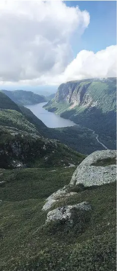  ?? SYDNEY LONEY ?? Just 12 hikers per day are allowed on the Long Range.