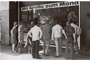  ?? FOTO: FRIEDRICH/INTERFOTO ?? Weltsensat­ion: Weil viele noch keinen eigenen Fernseher hatten, stellten Geschäftsl­eute TV-Geräte (wie hier in Hamburg) ins Schaufenst­er, wo man die Apollo-Mission sehen konnte.