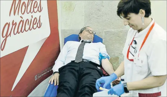  ?? ANDREU DALMAU / EFE ?? El presidente de la Generalita­t, Quim Torra, donando sangre ayer en el Parlament