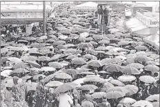  ?? BILD: NWZ ?? 1970: Regen und Wind hielten die Oldenburge­r nicht von der Eröffnungs­zeremonie des Kramermark­ts ab.
