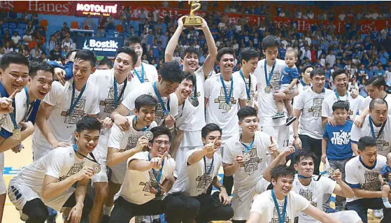  ?? JOVEN CAGANDE ?? The victorious Ateneo Blue Eaglets celebrate their come-from-behind win over the National U Bullpups in their sudden death for the UAAP juniors basketball crown at the Filoil Flying V Center in San Juan.