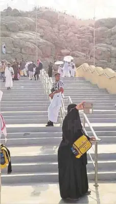  ??  ?? SEORANG jemaah berswafoto di Jabal Rahmah.