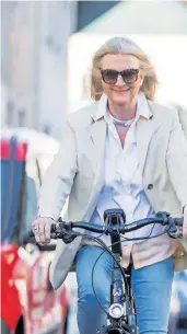  ?? ?? Bürgermeis­ter Georg Willi auf dem Weg zum Wahllokal – standesgem­äß mit dem Fahrrad.
