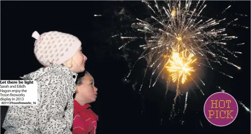  ??  ?? Let there be light Sarah and Eilidh Hagon enjoy the Troon fireworks display in 2013
021113Troo­nFireworks_ 16