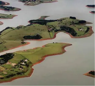  ?? Marcelo D. Sants/FramePhoto ?? Vista aérea da represa Atibainha, uma das seis barragens que formam o sistema Cantareira, que abastece a Grande São Paulo; atenção por falta de chuva