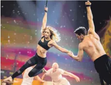  ?? FOTO: DPA ?? Fliegen zusammen ins Glück: Helene Fischer mit Tänzer, Turner und Akrobat Thomas Seitel.