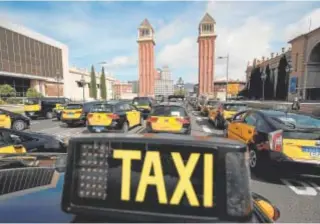  ?? // REUTERS ?? Taxistas de Barcelona en una manifestac­ión en 2021